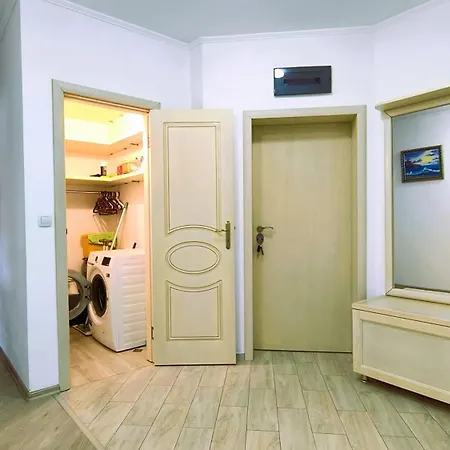 Cosy 2-bedroom Near The Road Апартамент