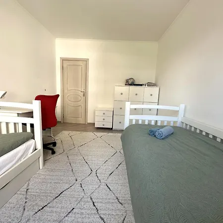 Cosy 2-bedroom Near The Road Апартамент