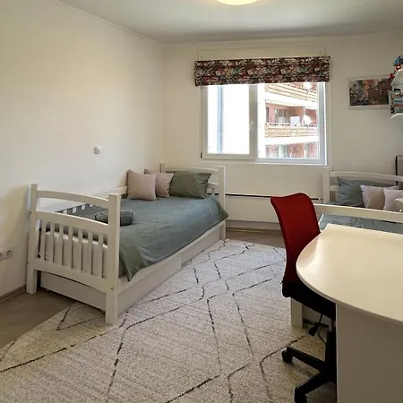 Cosy 2-bedroom Near The Road Апартамент *