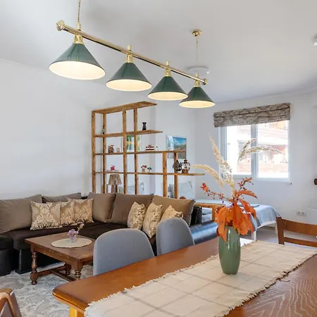 Cosy 2-bedroom Near The Road
